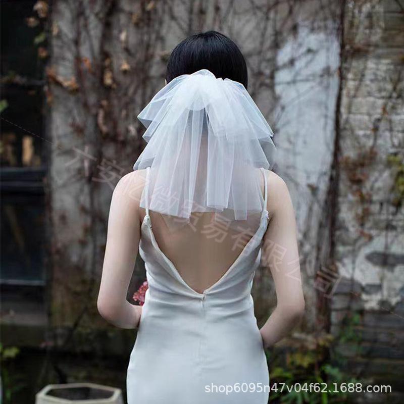 Eleganter zweilagiger Brautschleier für Hochzeit und Fotografie