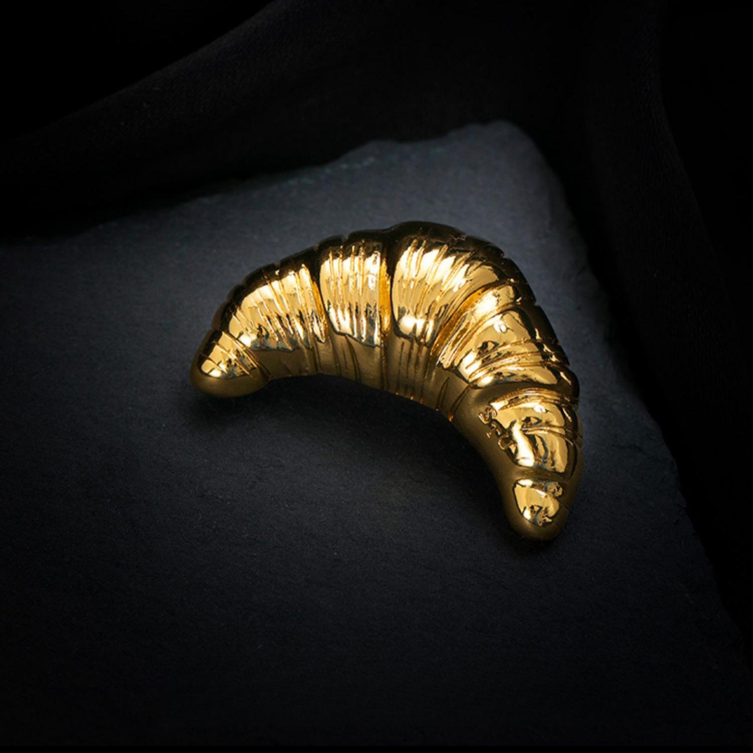 

Ретро-брошь-круассан, высококачественная женская брошь в стиле Fever, корсаж с тем же темпераментом, нишевый дизайн, булавка, свитер, аксессуары