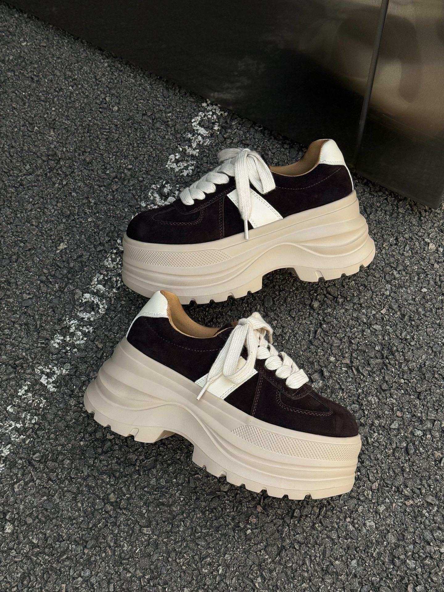 

Thick baseplate shoes women s muffin 6cm light and comfortable 2025 autumn new fashion versatile height increase German training single shoes women 35