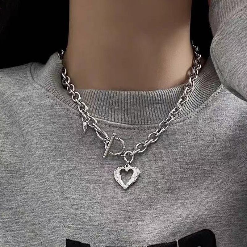 Fashion Love Heart Pendant Choker Necklace for Women Silver Color Clavicle Chain Female Party Jewelry On The Neck