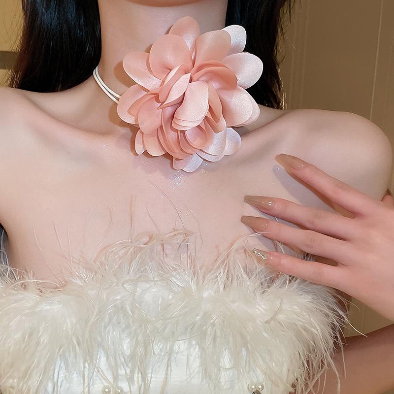 Exaggerated One, Wear an Extended Flower Necklace, Female Niche Personality, Sweet and Cool Style Neck Chain, Fashionable Temperament Necklace.