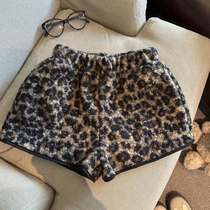 

Retro Coffee Leopard Print Plush Wide-Leg High-Waisted Fluffy Shorts for Women - Autumn/Winter A-Line Bootcut Outerwear. Small кофейный/леопардовый