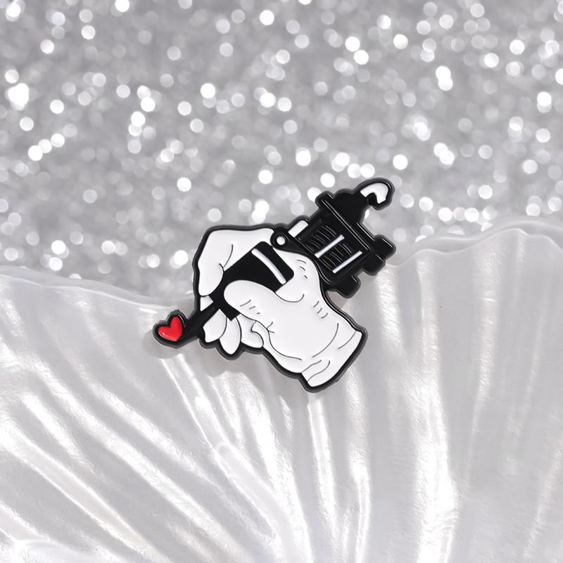 Liebesherz Tattoo Emaille Anstecker Individuell Kreativität Tätowierer Anstecknadeln Reversabzeichen Lustiger Schmuck Geschenk für Freunde