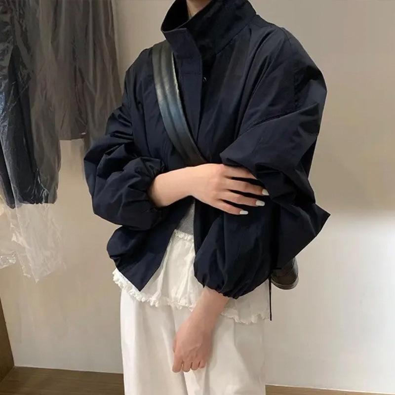 Dámská jarní krátká baseballová bunda v červené a krémově bílé/námořnické modré barvě se stojáčkem