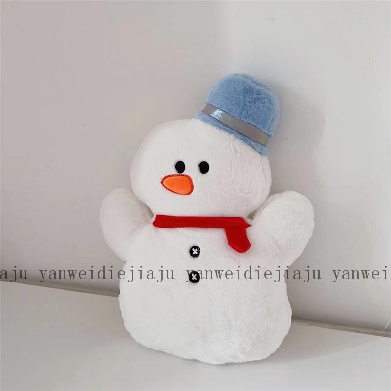 

Рождественское праздничное украшение: Плюшевое дерево, Яблочный венок мира и Декоративная подушка в виде пряничного человечка. See Options