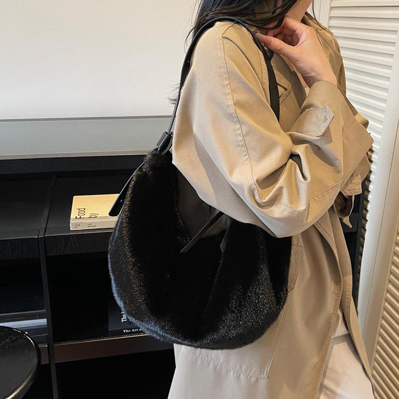 Unique niche plush bag women's 2025 new commuter large-capacity shoulder underarm bag plush bag croissant bag