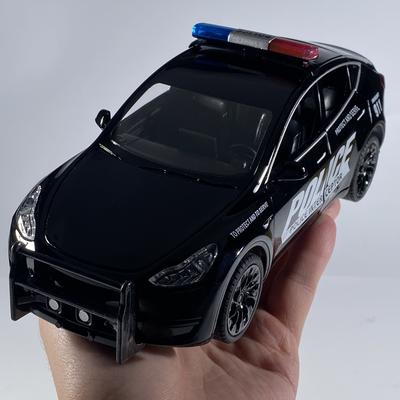 1:24 Modelo Y Policía Aleación Fundición a Presión Modelo de Coche Sonido y Luz Tire Hacia Atrás Alta Simulación Adorno Decoración de Escritorio Interior Hobby Niño