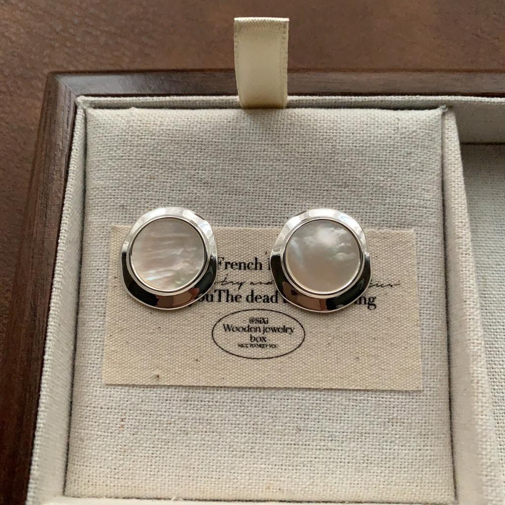 Classic Shell Geometric Stud Earrings Retro Elegance Light Luxury Temperament Versatile Niche Simple Daily Earrings