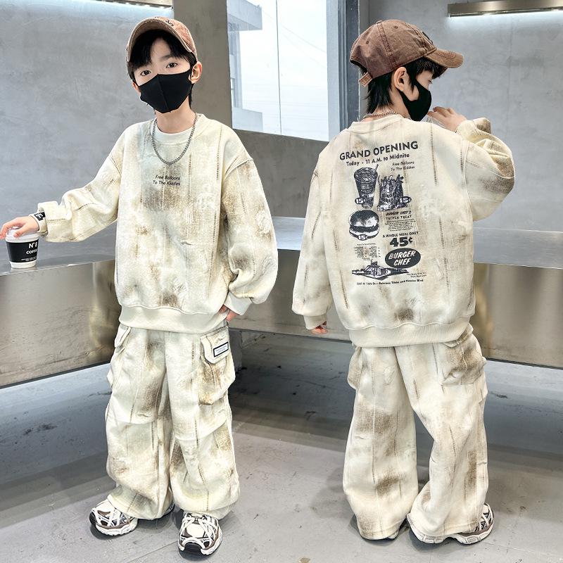 

Трендовый спортивный комплект из двух частей для мальчиков на весну и осень 2025 года — стильный, красивый и модный. 150 cm