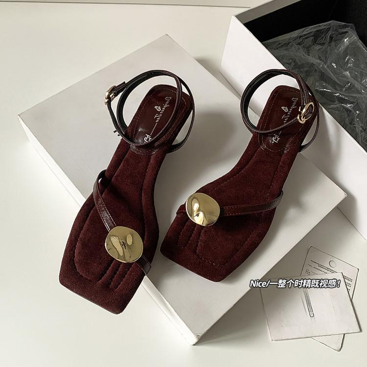 

In the summer of 2025, the new metal buckle flat bottom one-word design cool slippers are fashionable and versatile women 39 бордовый