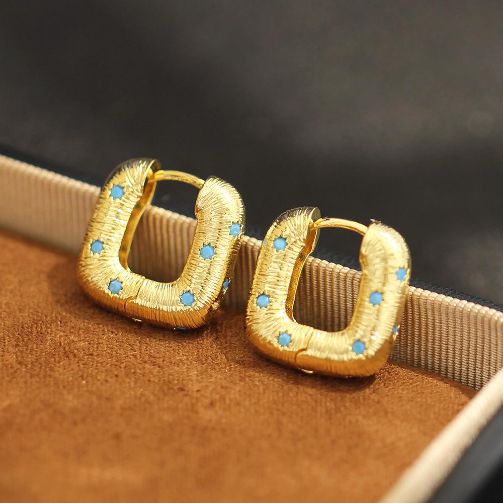 

Light luxury brushed U-shaped turquoise earrings, fashionable high-end temperament earrings, daily versatile and popular women s ear buckles золотий