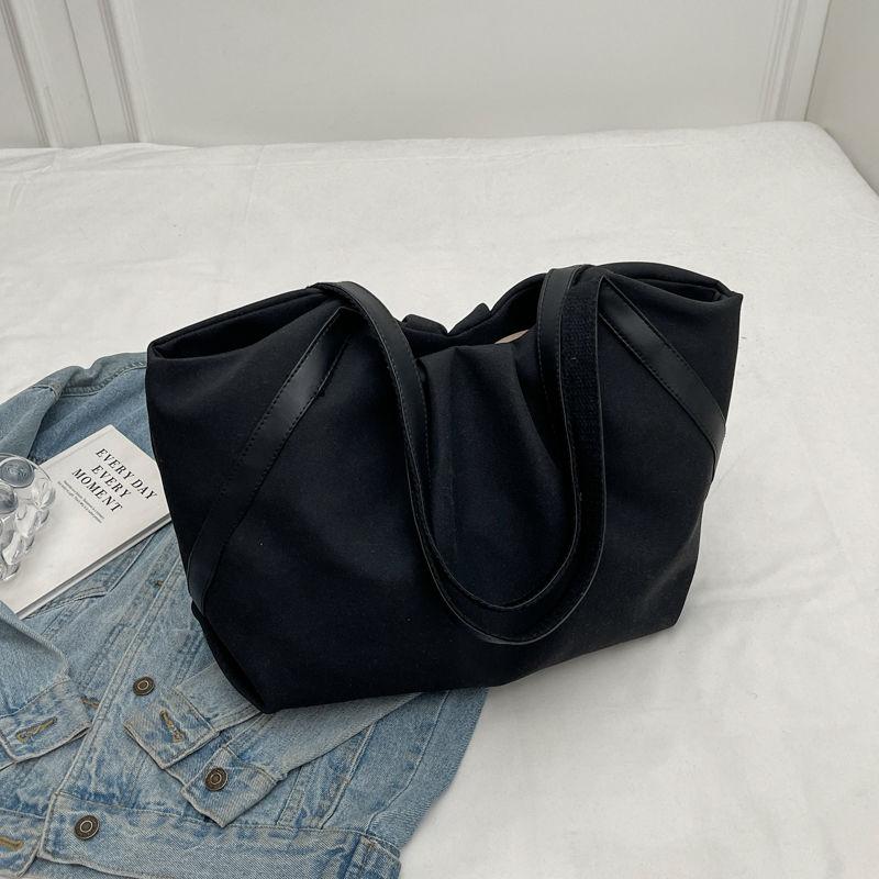 Einfache und leichte Cloud-Tragetasche Koreanischer Stil Canvas-Tasche Nische Große Kapazität Pendler Umhängetasche
