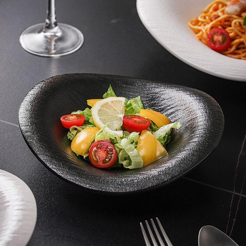 Moderne Keramik-Dessert- und Salatschalen Einzigartig geformtes Geschirr Hotel Restaurant Tischgeschirr Unregelmäßige Schwarz-Weiß-Speiseteller