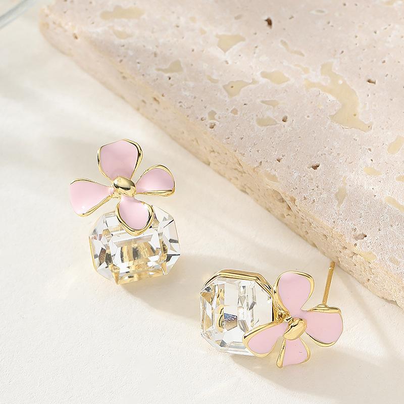 

Korean version of sweet temperament holiday wind dripping oil three-dimensional flower glass crystal stud earrings light luxury high-end earrings розовый