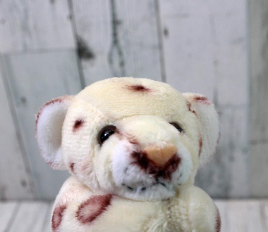 Take Off Plush Safari Magnet Snow Leopard