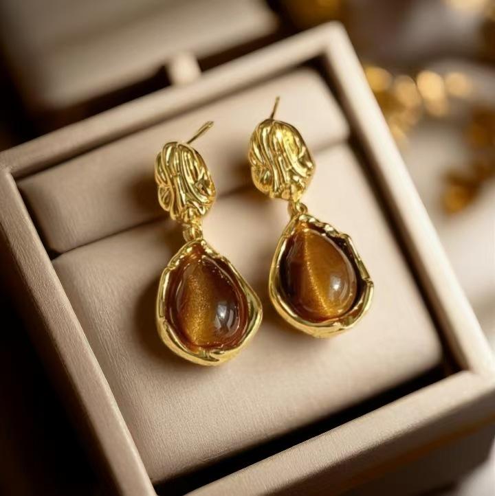Vintage Amber Water Drop Earrings for Women - Retro Hong Kong Style, Elegant Studs, Light Luxury Fashion.