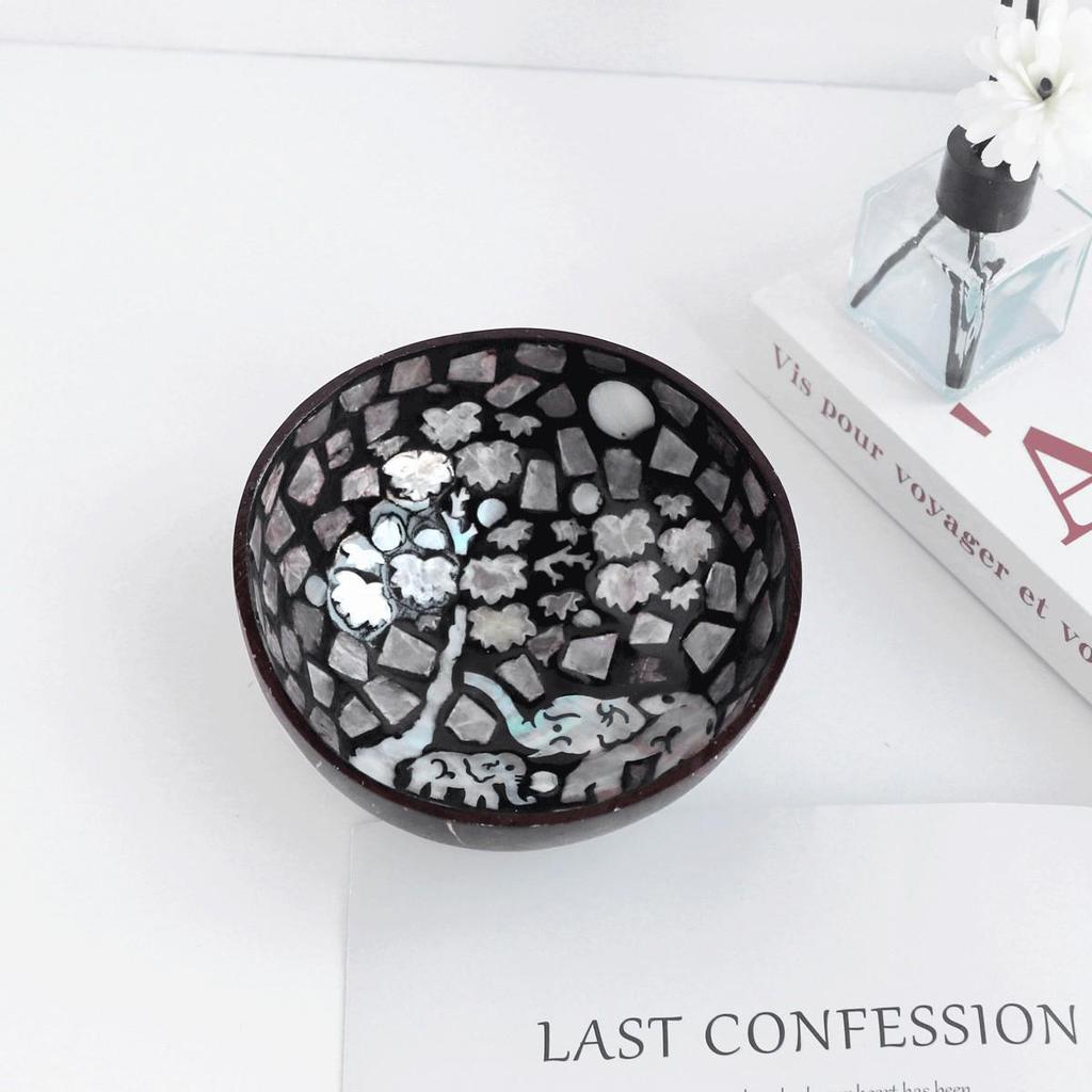 Ručně malovaná miska z kokosové skořápky: Design mušle pro úložný prostor na klíče ve vstupní hale nebo pro servírování salátu