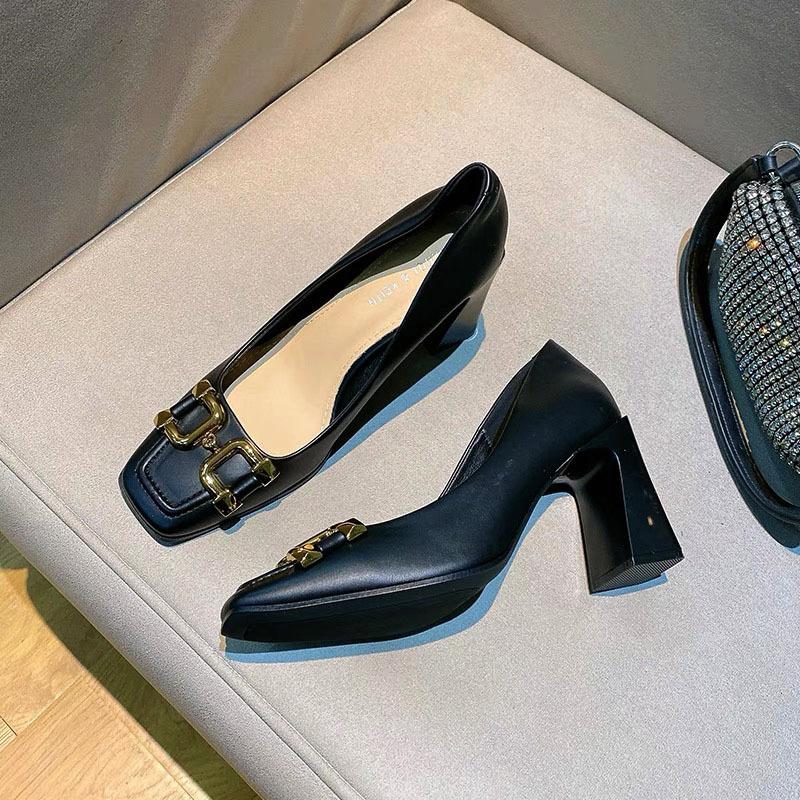 Hästspänne fyrkantig tå högklackade damskor tjock klack 2024 nya mjukt läder bekväma mode lätt mun enkla skor franska 8 cm