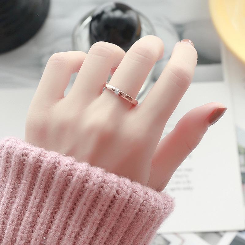 Anillo de Acero Titanio Chapado en Oro Rosa con Diamante Único - Joyería de Moda Femenina Estilo Coreano