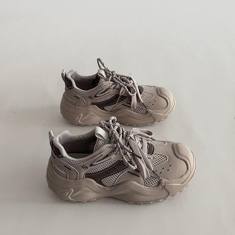 In the spring of 2025, the new Internet celebrities color matching platform dad little white shoes are breathable and show the small height of the