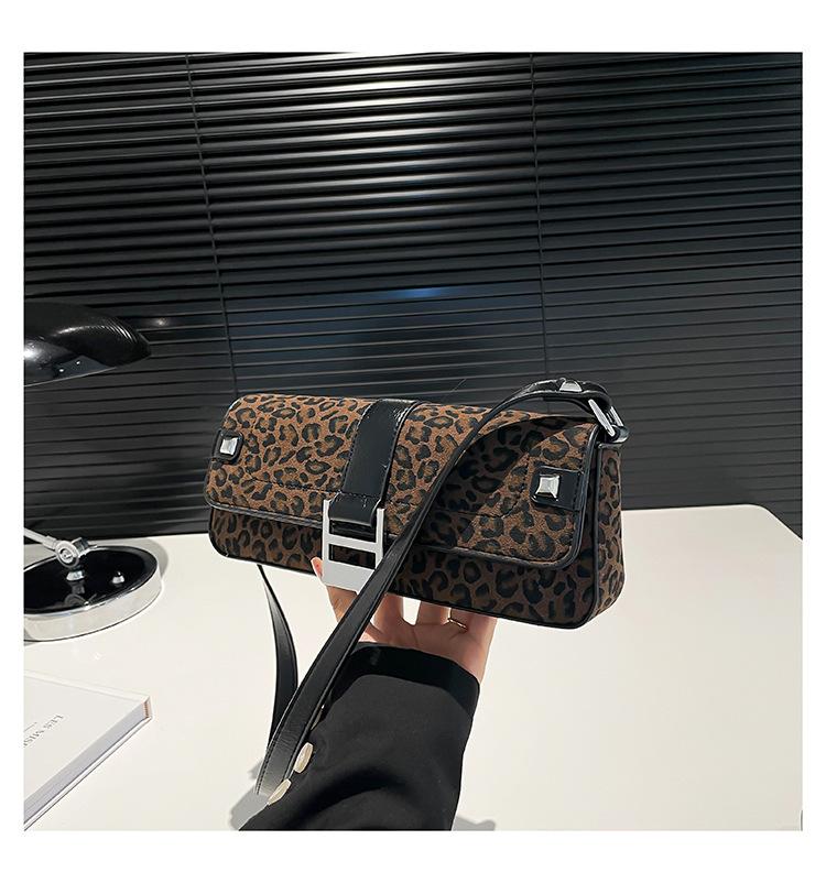 Niche leopard print underarm bag, fashionable retro high sense, commuting shoulder essential women's bag.
