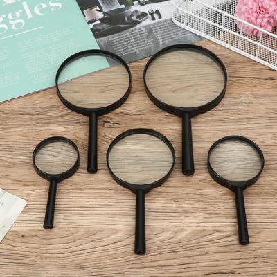 ציוד אופטיקה – זכוכית מגדלת