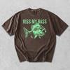 T-shirt Kiss My Bass, T-shirt Confort Colors Rétro Pêche, Graphique de Bass Drôle, Cadeau Sarcasme Vie au Bord du Lac Pour les Pêcheurs
