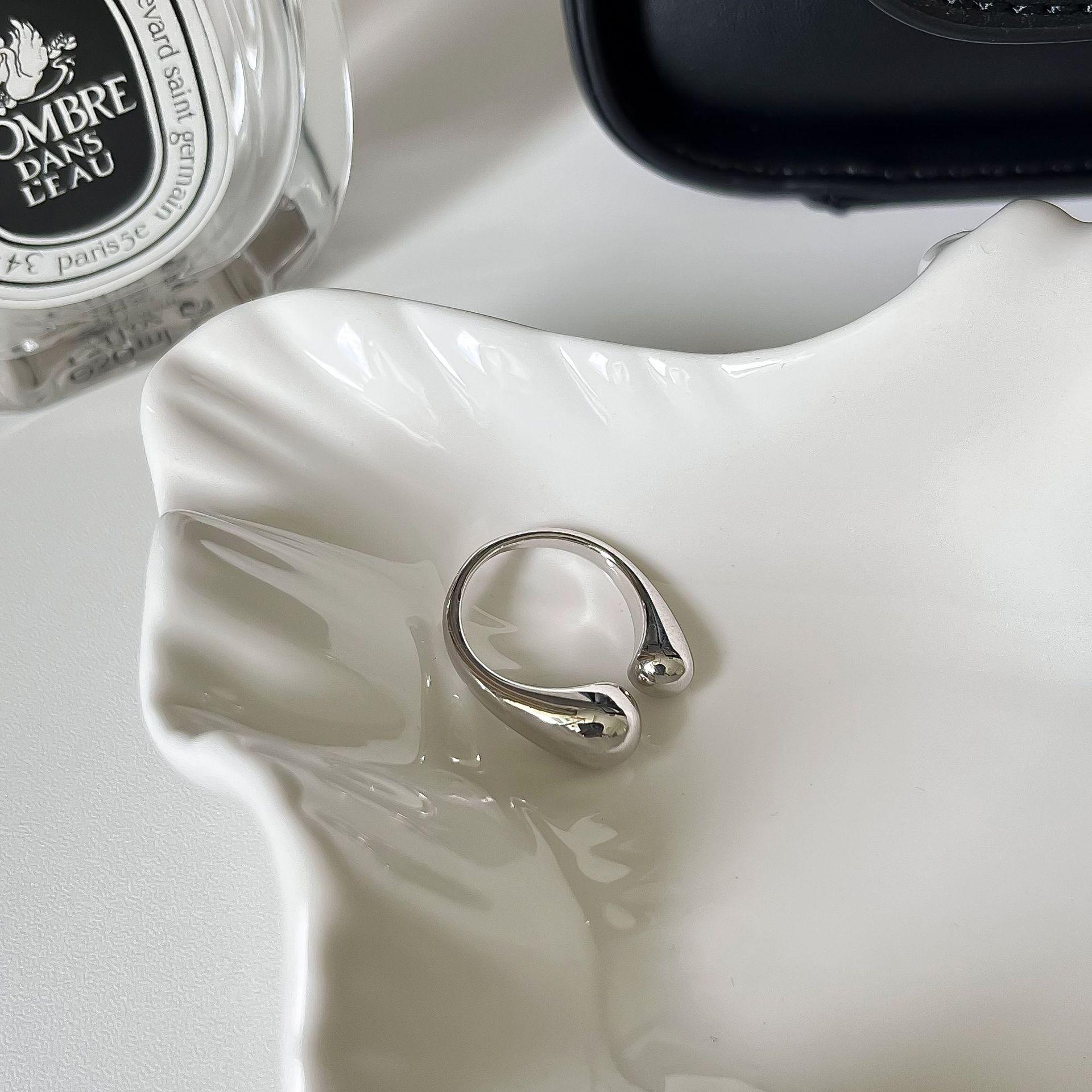 

Минималистичное геометрическое кольцо-кастет из меди с покрытием из белого золота для указательного пальца