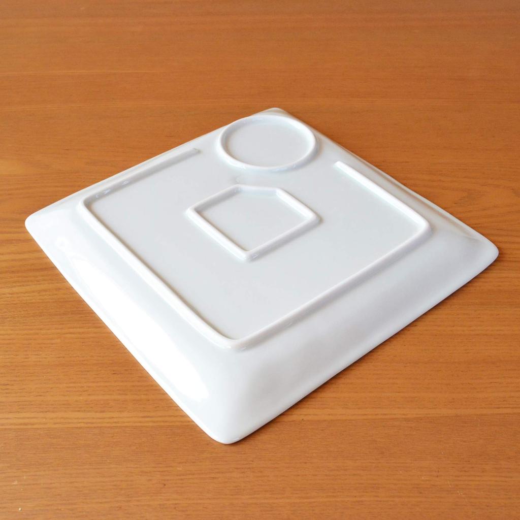 Stylish Two-piece Arita Ware One-plate Set Featuring the "Hundred Views of Sometsuke" Design. Dishwasher and Microwave Safe.