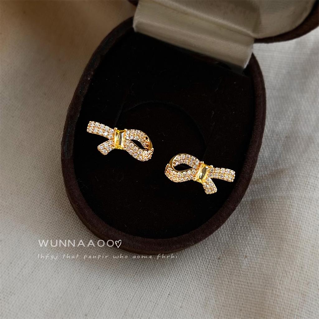 Micro-inlaid zircon 925 silver needle plated 14K personalized commuter bow stud earrings.