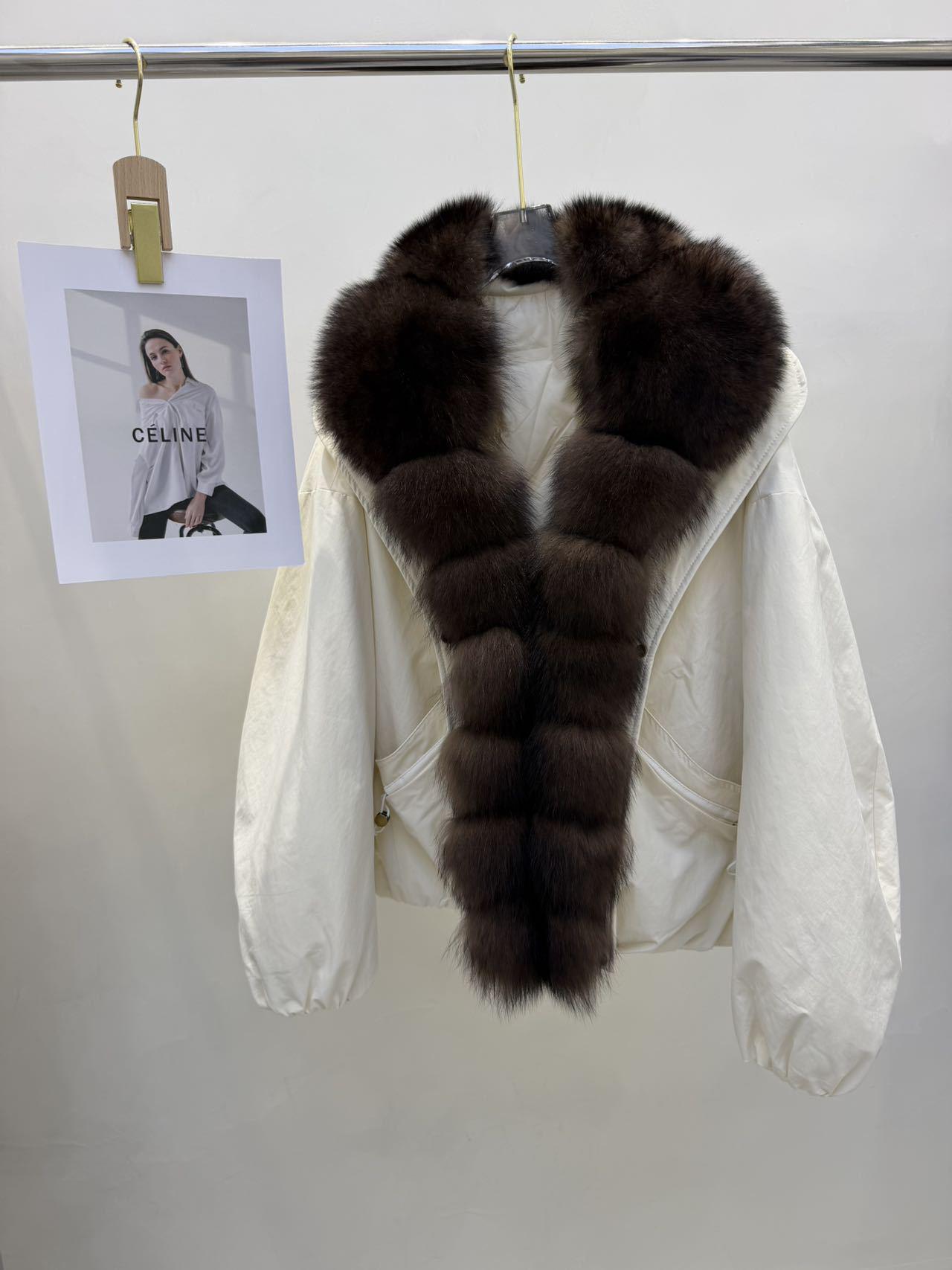 Women`s Fashionable Down Jacket with Real