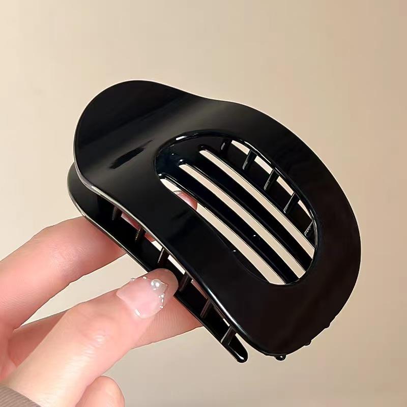 The Arc-shaped Abalone Hair Clamp Is A Flat Plate At The Back of The Head and Does Not Hurt The Head In A Straight Line