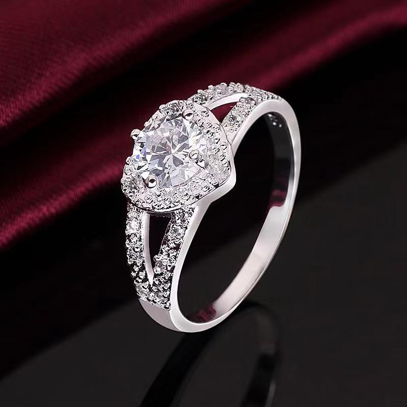 2025 Hübsche 925 Silberfarbe Kristall romantisches Herz Diamantringe Für Frauen Mode Party Geschenke Luxus Hochzeitsaccessoires Schmuck