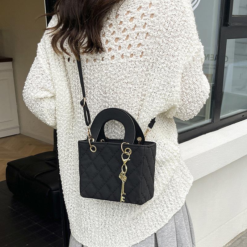 Niche design casual simple texture shoulder bag 2025 autumn new small square bag women's commuter messenger bag
