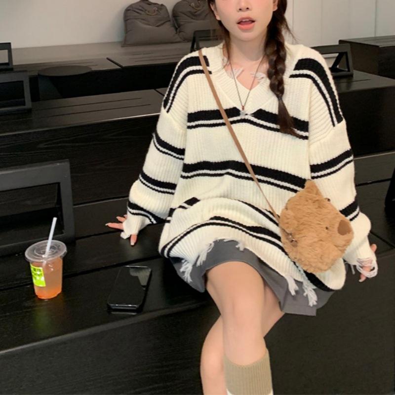 

Осень и зима новый ретро свободный V-образный вырез бахрома бахрома дыра ленивый ветер полосатый вязаный свитер женский One Size