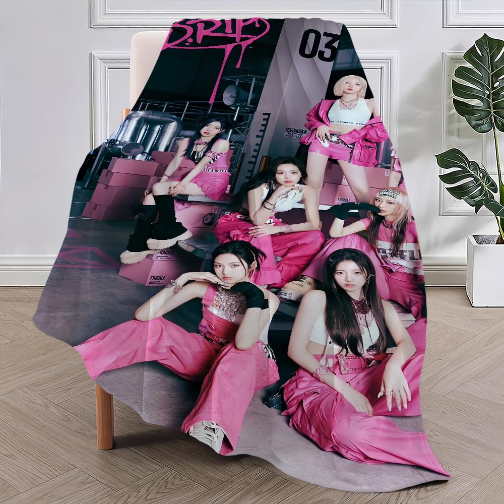 Coperta Kpop Girl B-Babymonster Drip Morbido Peluche Tappeto per Divano da Riposo per Soggiorno Caldo Ufficio Camera da Letto Compleanno Casa Viaggio Regali per Bambini