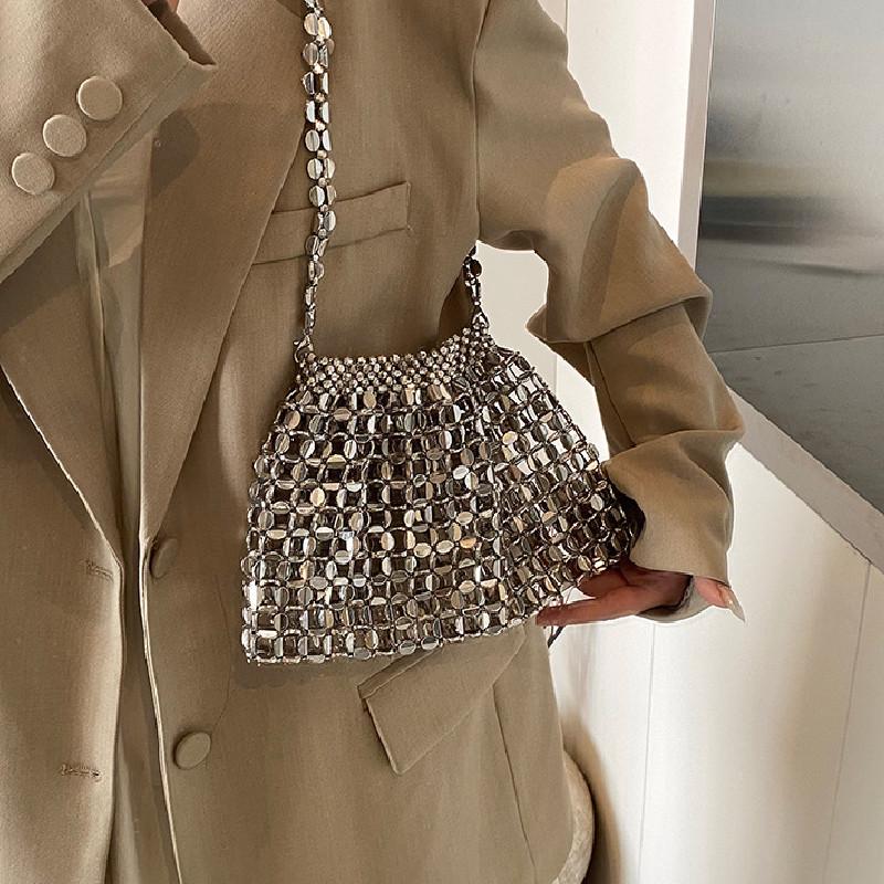 Borsa a tracolla in metallo argentato con catena per uso quotidiano da donna, secchiello piccolo in PVC fatto a mano con perline