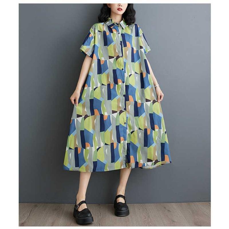 Rochie de lungime mijlocie, cu mâneci scurte, largi, cu imprimeu la modă