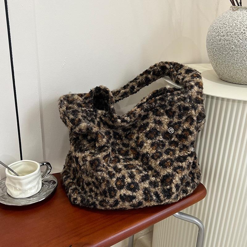 

Осенне-зимняя модная плюшевая сумка женская большой вместимости новая сумка через плечо и мессенджер с леопардовым принтом сумка-тоут для поездок на работу коричневый