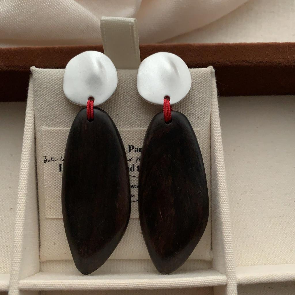 Ohrringe mit ethnischer Atmosphäre, Ohrringe, Schwarze Glasur, Retro-Holzmuster, Täglicher Low-Luxury-Modetrend, Hochwertige, exquisite Ohrringe