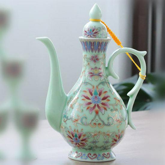 

Керамический винный декантер в античном стиле с маленькими чашками и бокалами на высокой ножке