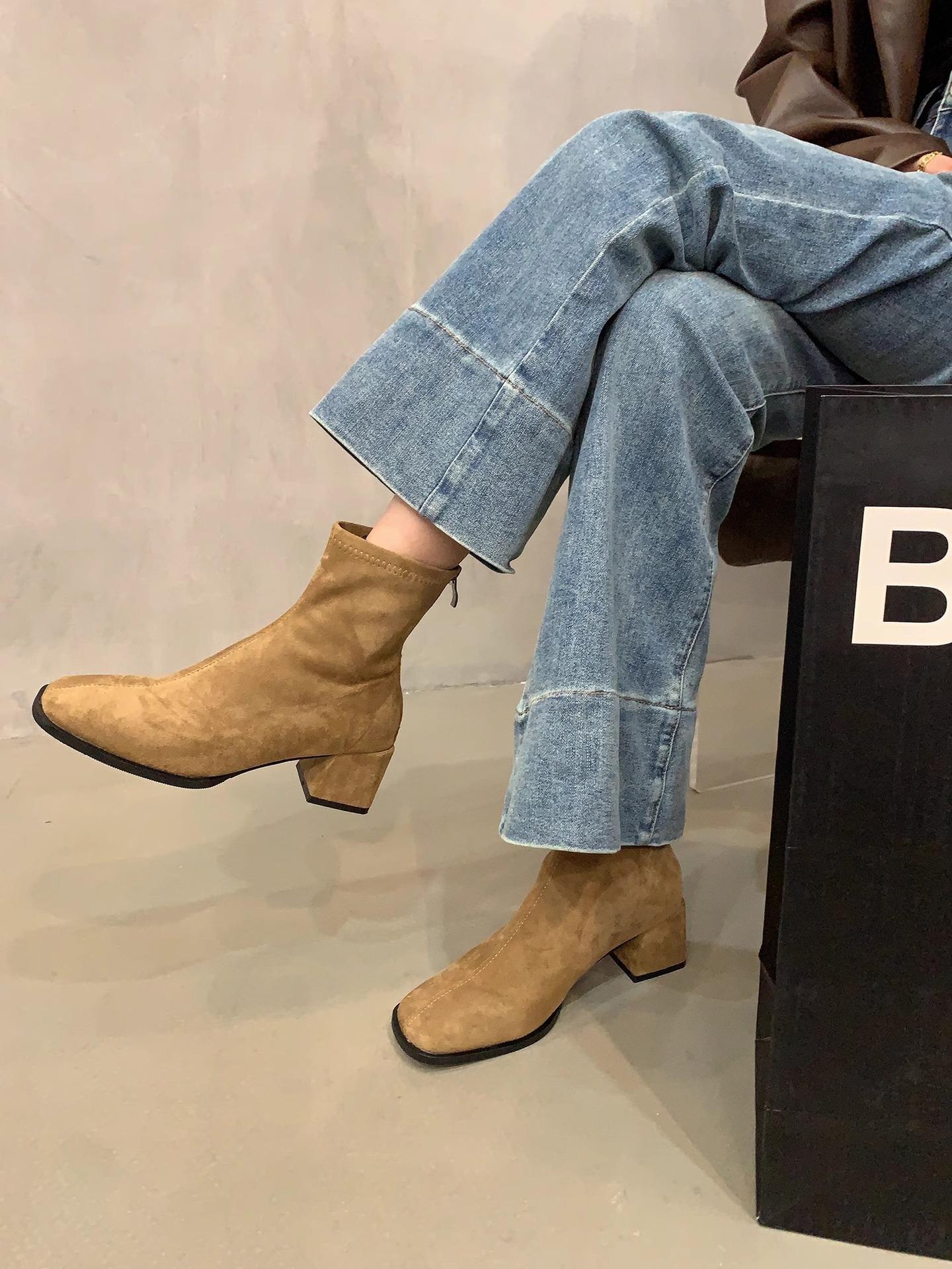 

Женские ботинки Martin на толстой подошве, зимние новые 2025 года, короткие бархатные ботинки с квадратным носком и толстым каблуком, корейские тонкие маленькие босоножки на высоком каблуке 39