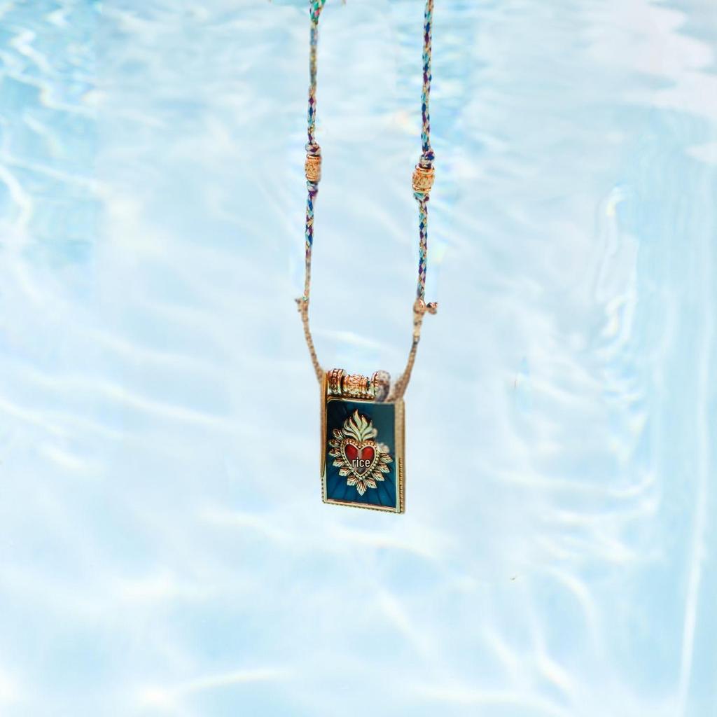 Colorfast Beaded Tarot Card Pendant Necklace with Heart-Shaped Charm, Fashionable Gold-Plated Design on Colorful Rope