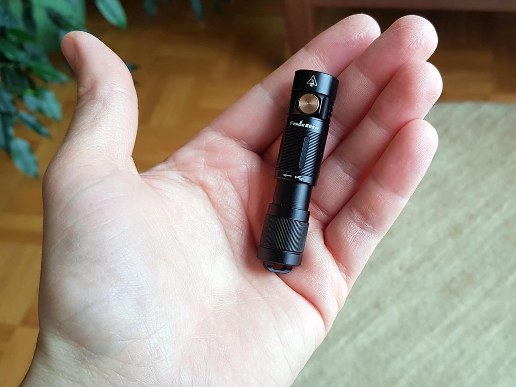 Fenix Compact Rechargeable Keychain 400 Lightweight Battery IP68 Waterproof and 78m Micro Mini Portable LED High Ideal for Outdoor Dog Night Mountain