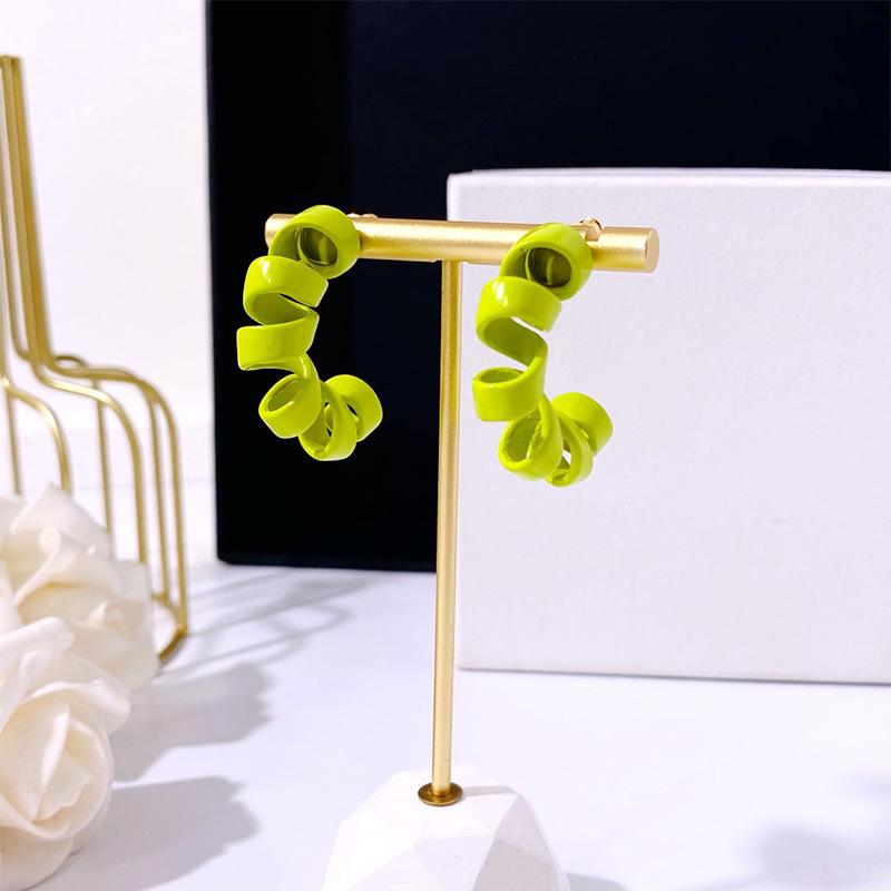 

Чувство нишевого дизайна, цветная телефонная линия, круглые серьги, модный темперамент, лицо, тонкие маленькие серьги-пружинки зелёный