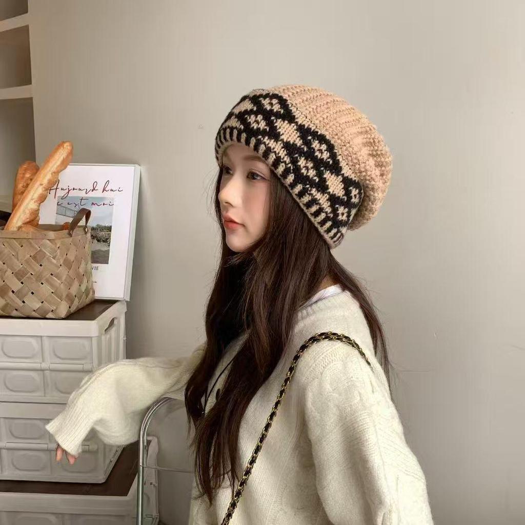 Căciulă tricotată din lână cu dungi pentru femei - Căciulă de pescar caldă de iarnă cu protecție pentru urechi și design plușat care acoperă capul.