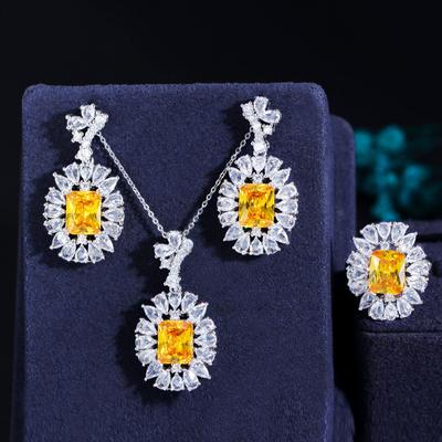 Conjunto de Três Peças Tesouro de Cor, Colar de Safira, Brincos, Conjunto de Zircônia Ligeiramente Incrustada Corrente.