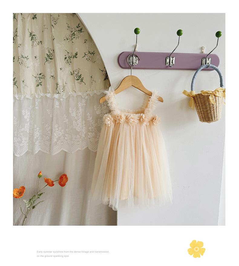 Rochie de Plajă Summer cu Bretele din Plasă și Flori 3D pentru Fete Dulci - Fustă Pufoasă de Prințesă pentru Bebelușe.