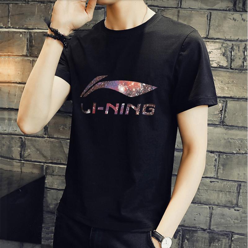 Li Ning Sports Fashion Series Prodyšné ležérní tričko s krátkým rukávem a velkým logem pro muže Standardní-Černá AHSQ567-4