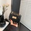 Korejská verze diamantové jednobarevné řetízkové malé čtvercové kabelky letní nová trendy módní kabelka přes rameno jednoduchá a módní dámská crossbody kabelka